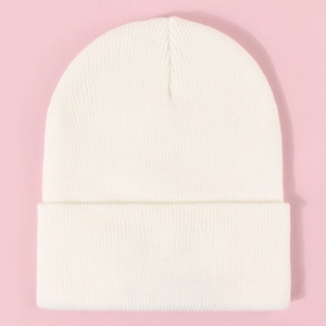 Texture de maille détaillée et revers côtelé d'un bonnet d'hiver blanc minimaliste