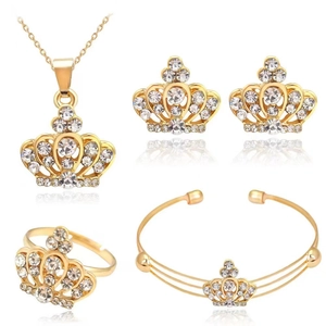 Détail d'une parure de bijoux couronne dorée avec strass scintillants sur blanc