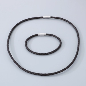 Détail de l'ensemble collier et bracelet en cuir tressé noir avec fermoir magnétique
