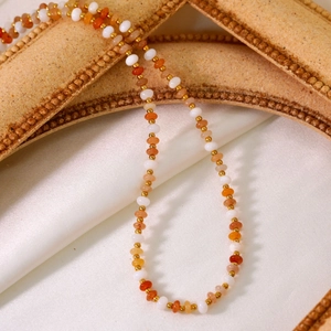 Collier perlé à la main en pierre naturelle blanc et orange avec entretoises en or 18K