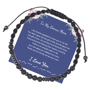 Détail du bracelet code Morse sur carte Bonus Mom avec pierres volcaniques noires et cordon