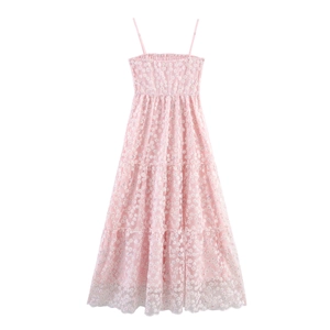 Robe longue rose en dentelle florale pour femmes avec un design élégant à plusieurs niveaux
