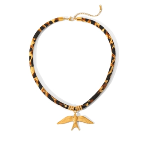 Detail der Leopardenmuster-Kordelkette mit goldenem Vogelanhänger auf weißem Hintergrund