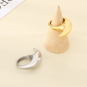 Minimalistische maanvormige ringen van 18K goud en roestvrij staal op houten houder