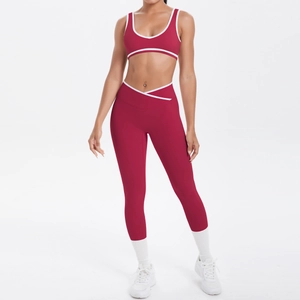 Detail eines burgunderfarbenen Yoga-Sets mit weißem V-Kontrastbund und Sport-BH-Saum