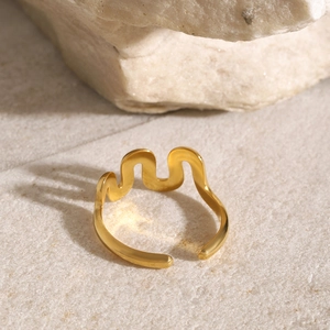 Minimalistischer, 18 Karat vergoldeter Edelstahlring mit Wellendesign und offener Form