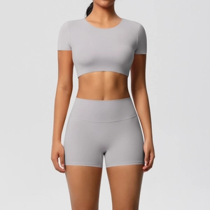 Detail von hellgrauem Kurzarm-Crop-Top und High-Waist-Biker-Shorts im Yoga-Set