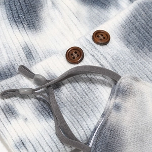 Passamontagna in maglia tie-dye per bambini con bottoni in legno regolabili