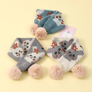 Détail de la texture tricotée sur des écharpes bleu, gris et beige avec motifs lapins
