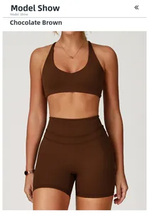 Détails de la brassière de sport marron chocolat et du short taille haute sur modèle