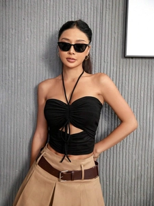 Top corto negro tipo halter con cordón ajustable y espalda descubierta de verano