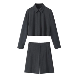Ensemble deux pièces gris foncé pour femme avec veste courte et short à taille haute