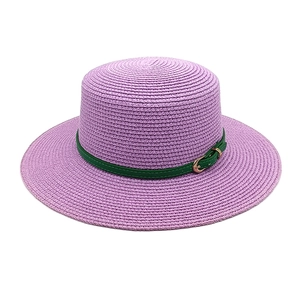 Détail du chapeau de paille violet avec ruban en cuir vert foncé et œillets métalliques