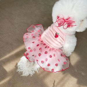 Rosa Sommer-Hundekleid mit Erdbeermuster und passender Schleife für kleine Hunde