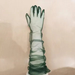 Detailansicht der langen dunkelgrünen Tüllhandschuhe mit eleganten Raffungen