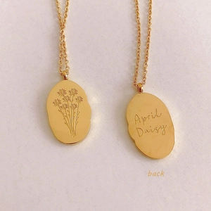 Collier avec pendentif ovale doré double face gravé d'une marguerite d'avril