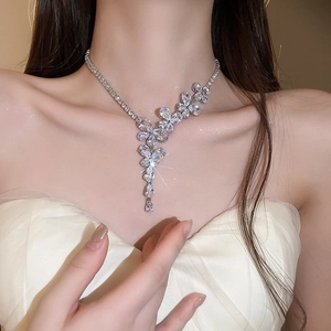 Dettaglio della collana d'argento con fiori e gocce in zircone scintillante per spose