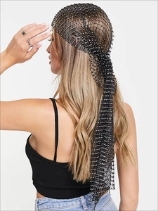 Détail d'un foulard en maille noire avec strass et élégants longs rubans de serrage