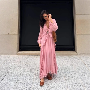 Rosa Bohemian Maxikleid mit Rüschendetails und V-Ausschnitt aus fließendem Chiffon