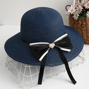 Cappello di paglia blu scuro a tesa larga con fiocco e perle per protezione solare