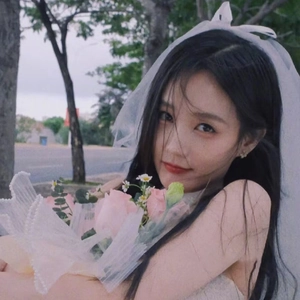 Short bridal white wedding veil with a soft romantic bouquet for wedding photos