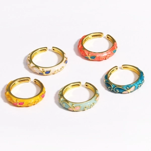 Details von fünf bunten Emaille-Blumen- und Schmetterlingsringen mit Gold-Finish