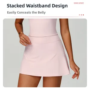 Détail de la jupe de sport rose avec une taille haute repliée à plusieurs épaisseurs