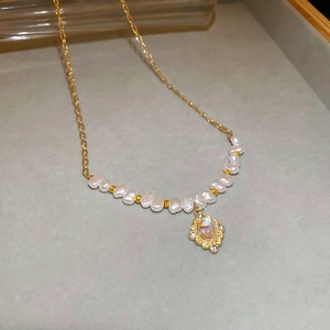 Collier doré vintage avec perles baroques et pendentif lune ovale avec zircons