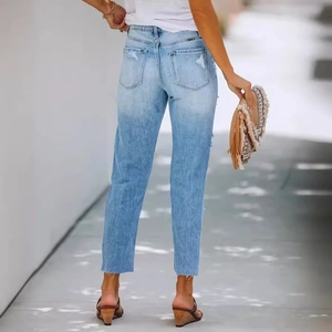 Eng geschnittene hellblaue Damenjeans mit Gesäßtaschen und offenem Saum-Detail