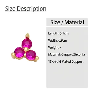 Dettaglio degli orecchini pendenti da 0,9 cm con zirconi rosa e placcatura in oro 18 carati