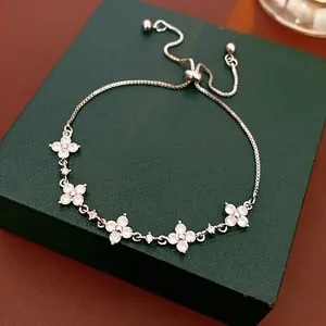 Verstellbares Silberarmband mit fünf glitzernden Zirkon-Kleeblatt-Anhängern für Damen
