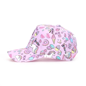 Vue latérale d'une casquette rose pour enfant avec motifs licorne et donuts