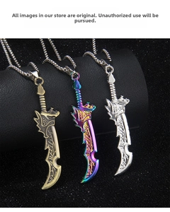 Dettaglio di tre ciondoli a forma di spada con drago in bronzo, finitura arcobaleno e argento lucido