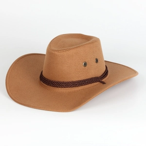 Dettaglio cappello cowboy marrone chiaro con trama scamosciata e fascia intrecciata