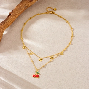 Collana a doppio strato dorata con ciondoli a ciliegia in smalto rosso e perline