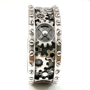 Dettaglio macro dell'anello con ingranaggi steampunk in argento antico con viti
