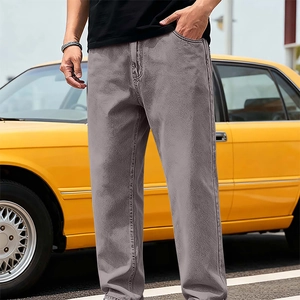 Photo de rue de jean large gris en tencel pour homme avec fond de voiture ancienne jaune vif