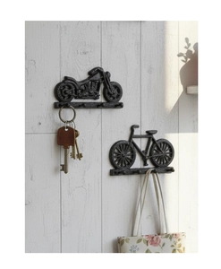 Detalle de ganchos de pared vintage de hierro fundido para moto y bici, decorativo