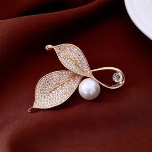 Lussuosa spilla a foglia placcata oro 18K con perle bianche e scintillanti zirconi cubici