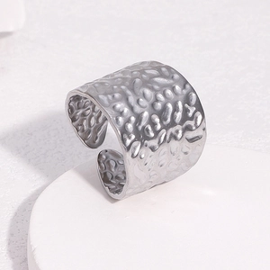 Bague large argentée à texture martelée au design ouvert dans une vue élégante à 45°