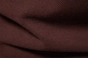 Makro-Detail des hochwertigen braunen Piqué-Strickgewebes mit Textur und Fasern