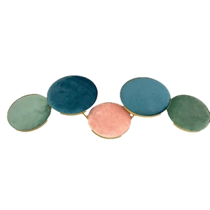 Organizador de joyas moderno de terciopelo con marco dorado y módulos redondos de colores