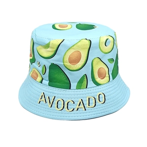 Détail d'un chapeau bob bleu pour bébé avec imprimé avocat et texte sur le rebord