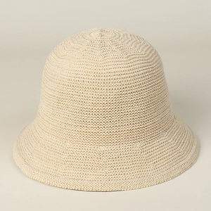 Gros plan sur la texture tricotée respirante de ce chapeau bob beige pour femmes