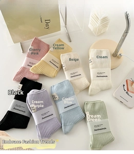 Mise à plat de chaussettes en coton côtelé colorées aux tons pastel avec emballage