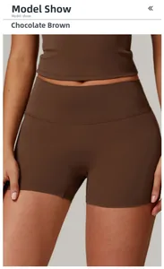Dettaglio dei pantaloncini da yoga marrone cioccolato a vita alta con finitura opaca