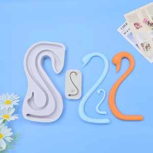 Dettaglio macro di stampi in silicone a forma di cigno per decorazioni di torte eleganti