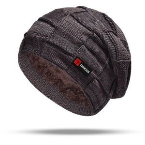 Bonnet en tricot marron foncé pour homme avec doublure polaire et étiquette