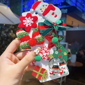 Detail van diverse feestelijke kersthaaraccessoires inclusief sneeuwpop en boompatronen