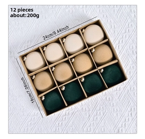Détail d'un lot de 12 boules de Noël floquées avec attaches dans leur coffret